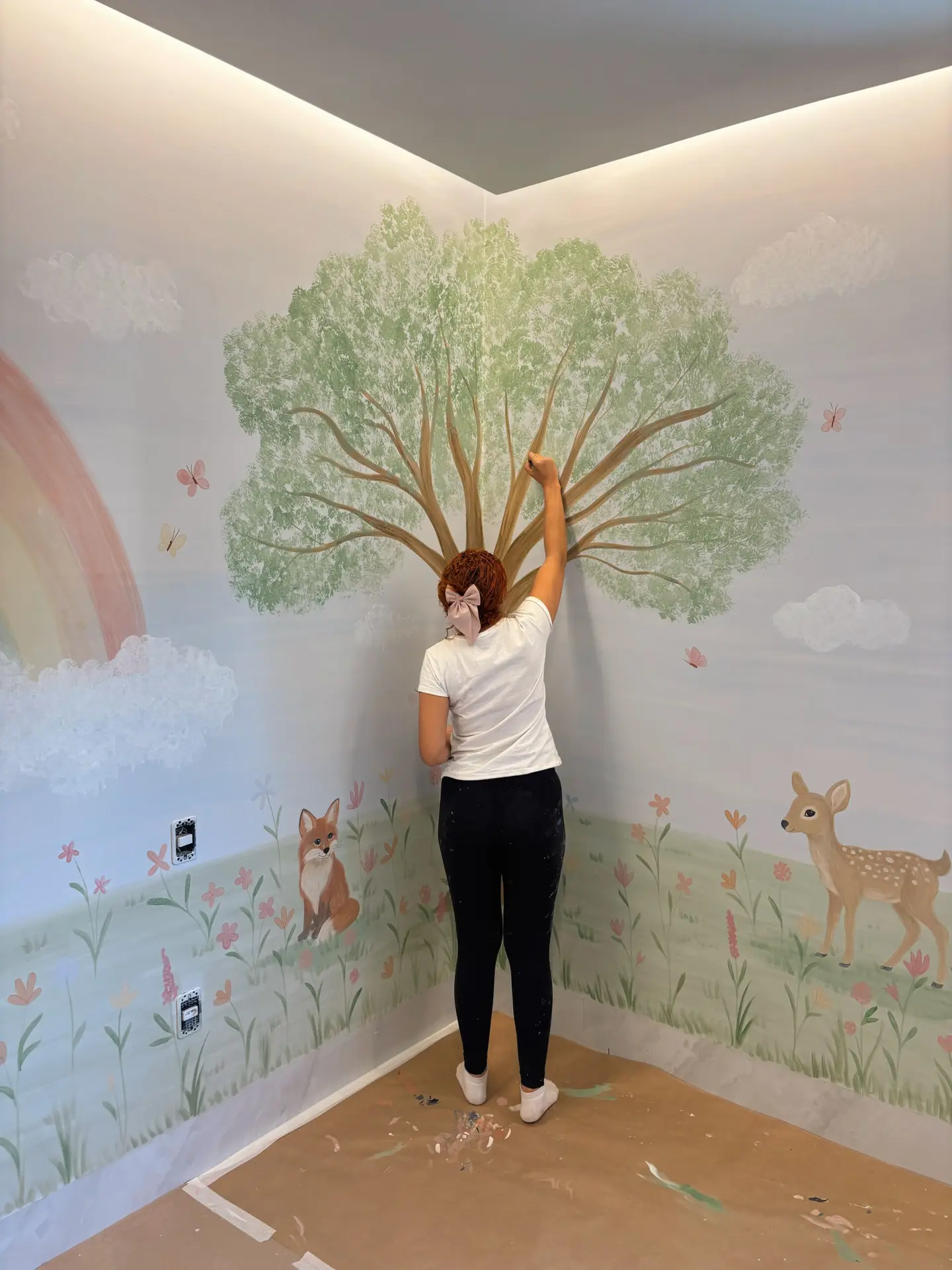 Jessica Santos pintando mural em aquarela