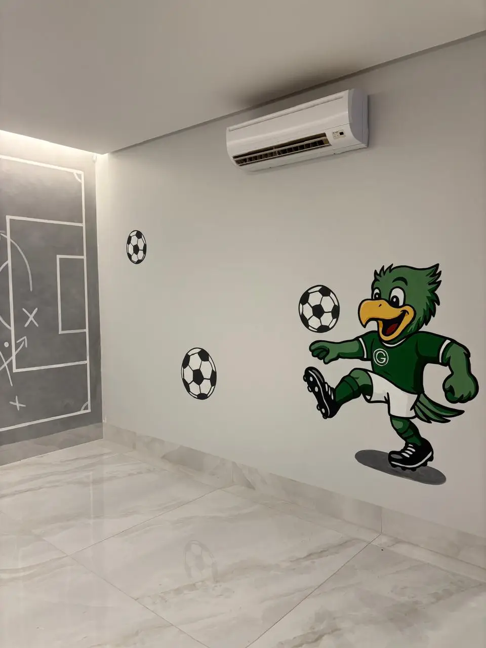 Mural de futebol com mascote e bolas
