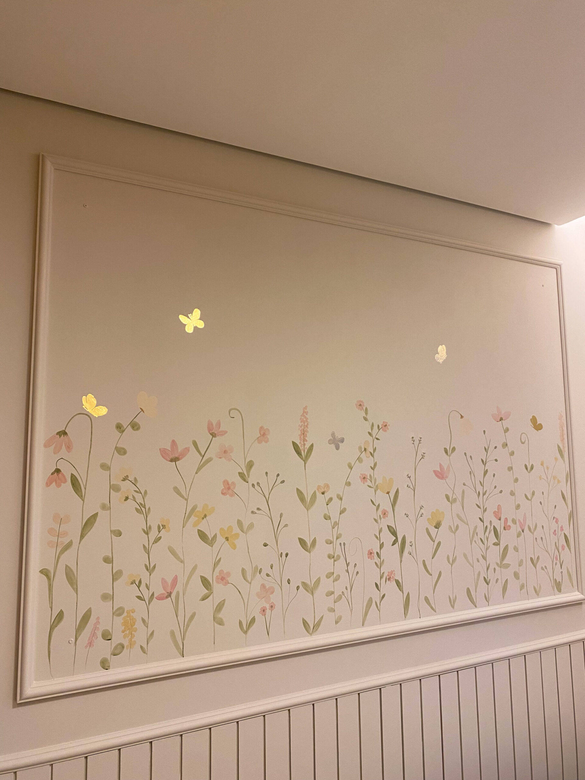 Mural floral dentro de uma moldura na parede
