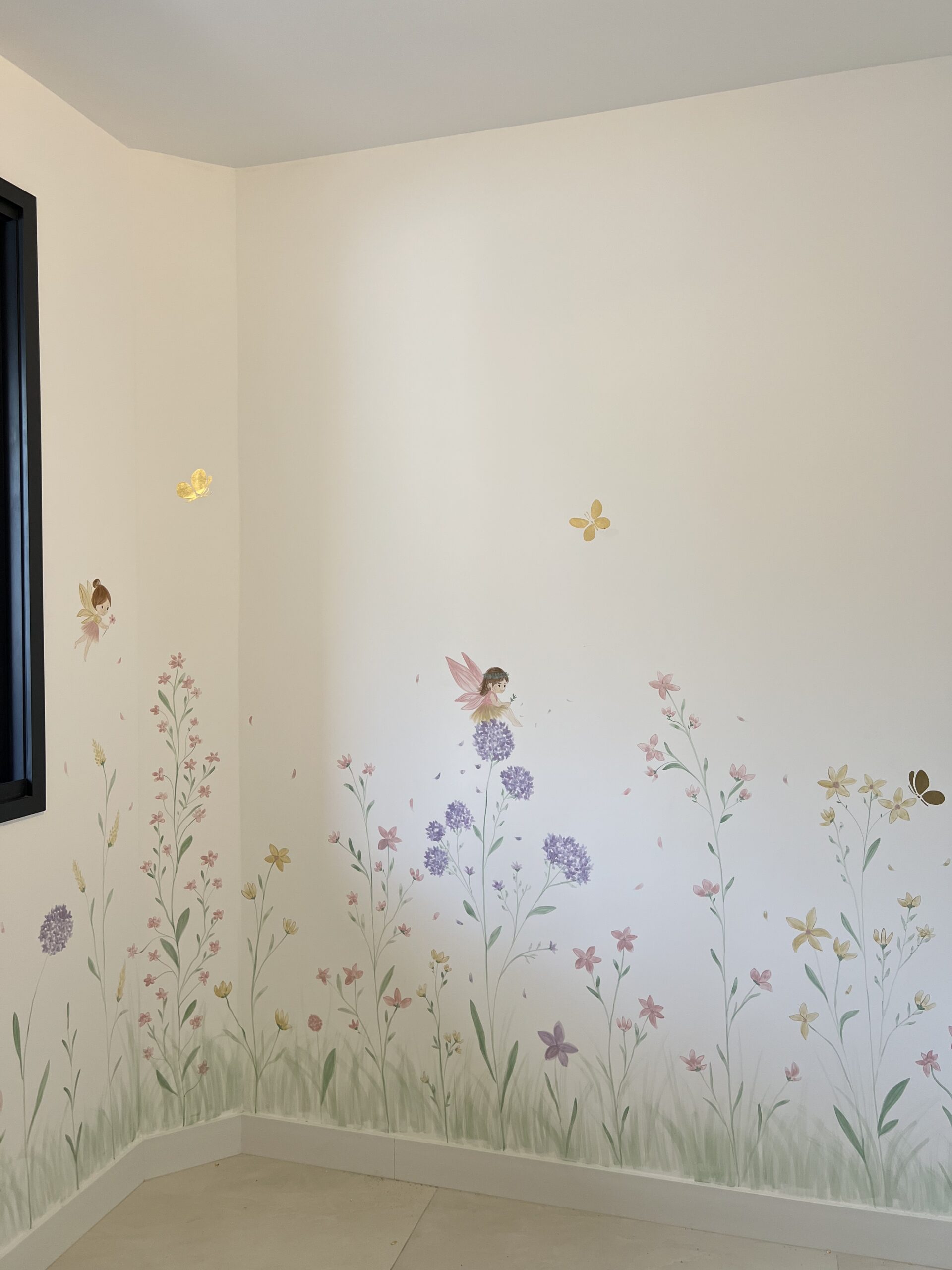 Mural floral envolvendo duas paredes de um quarto